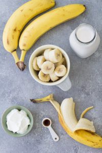 банановый коктейль на молоке
